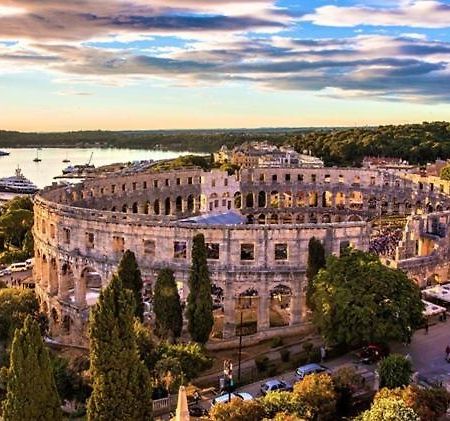 Central Apartments Pula Exterior photo
