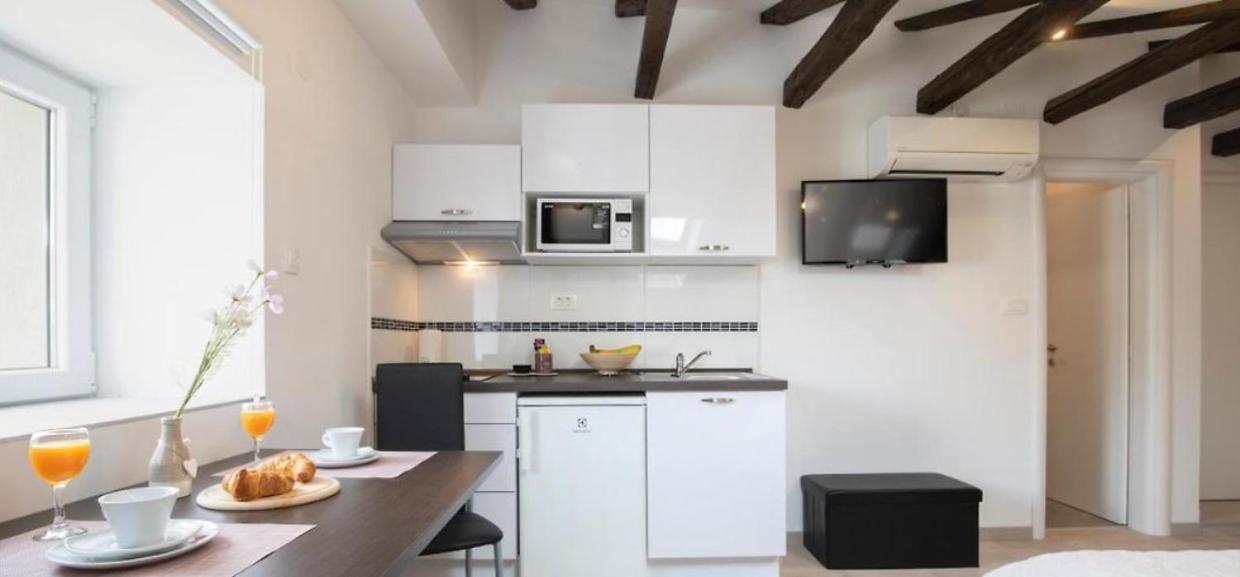 Central Apartments Pula Exterior photo