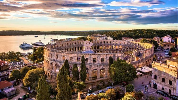 Central Apartments Pula Exterior photo