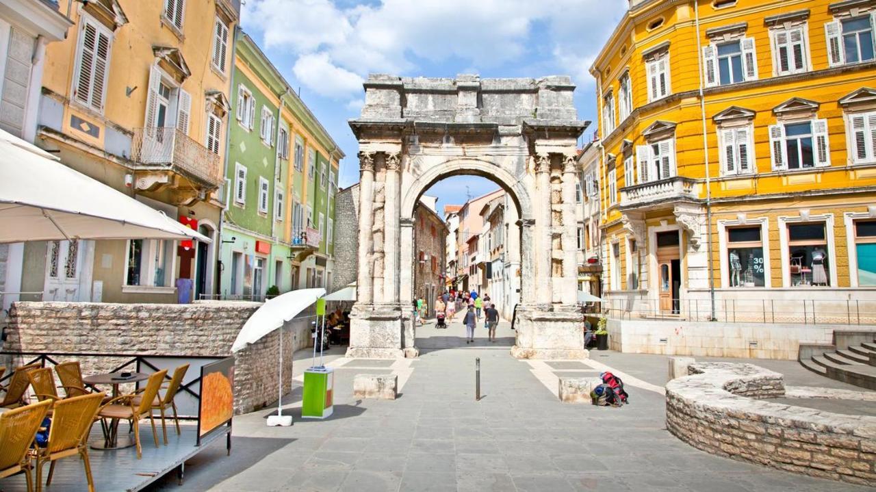Central Apartments Pula Exterior photo